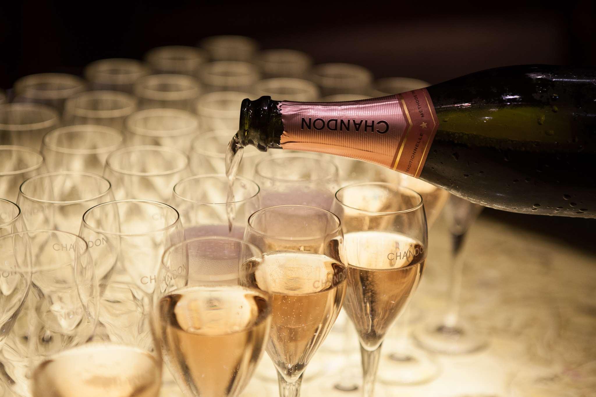Park Hyatt Melbourne Ξενοδοχείο Εξωτερικό φωτογραφία Champagne being poured