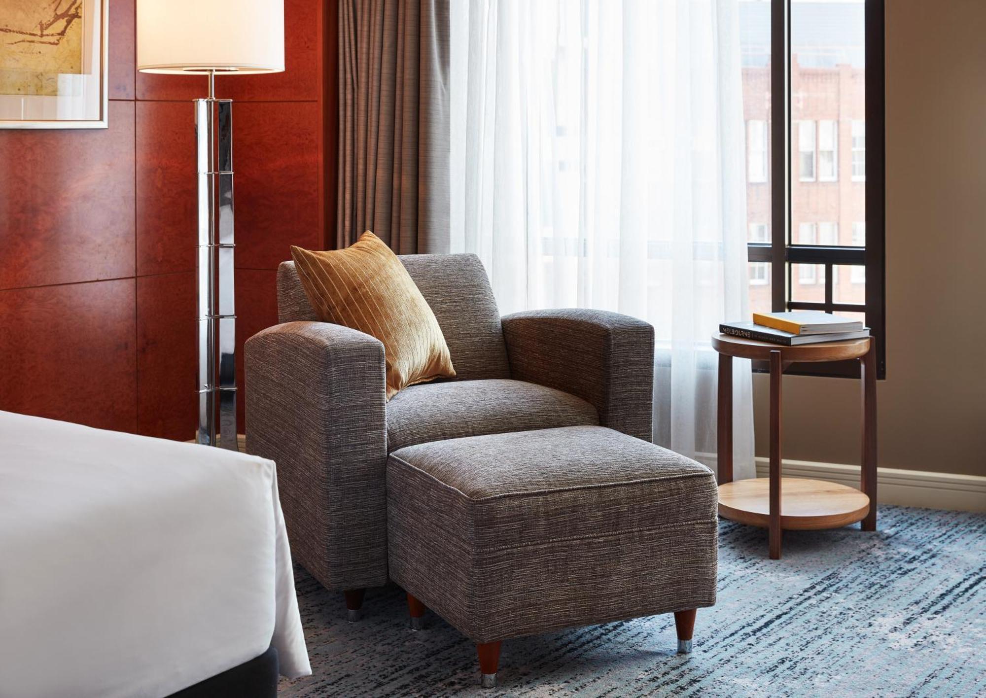 Park Hyatt Melbourne Ξενοδοχείο Εξωτερικό φωτογραφία A chair and ottoman