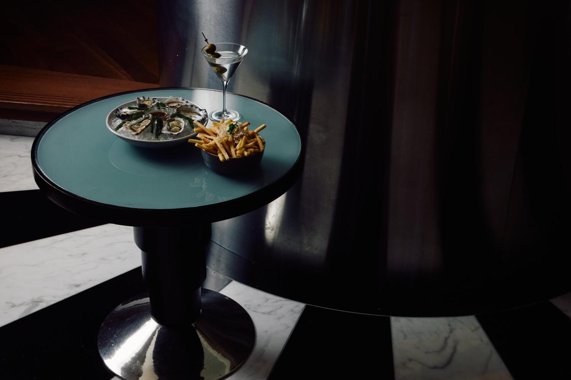 Park Hyatt Melbourne Ξενοδοχείο Εξωτερικό φωτογραφία A table with a martini