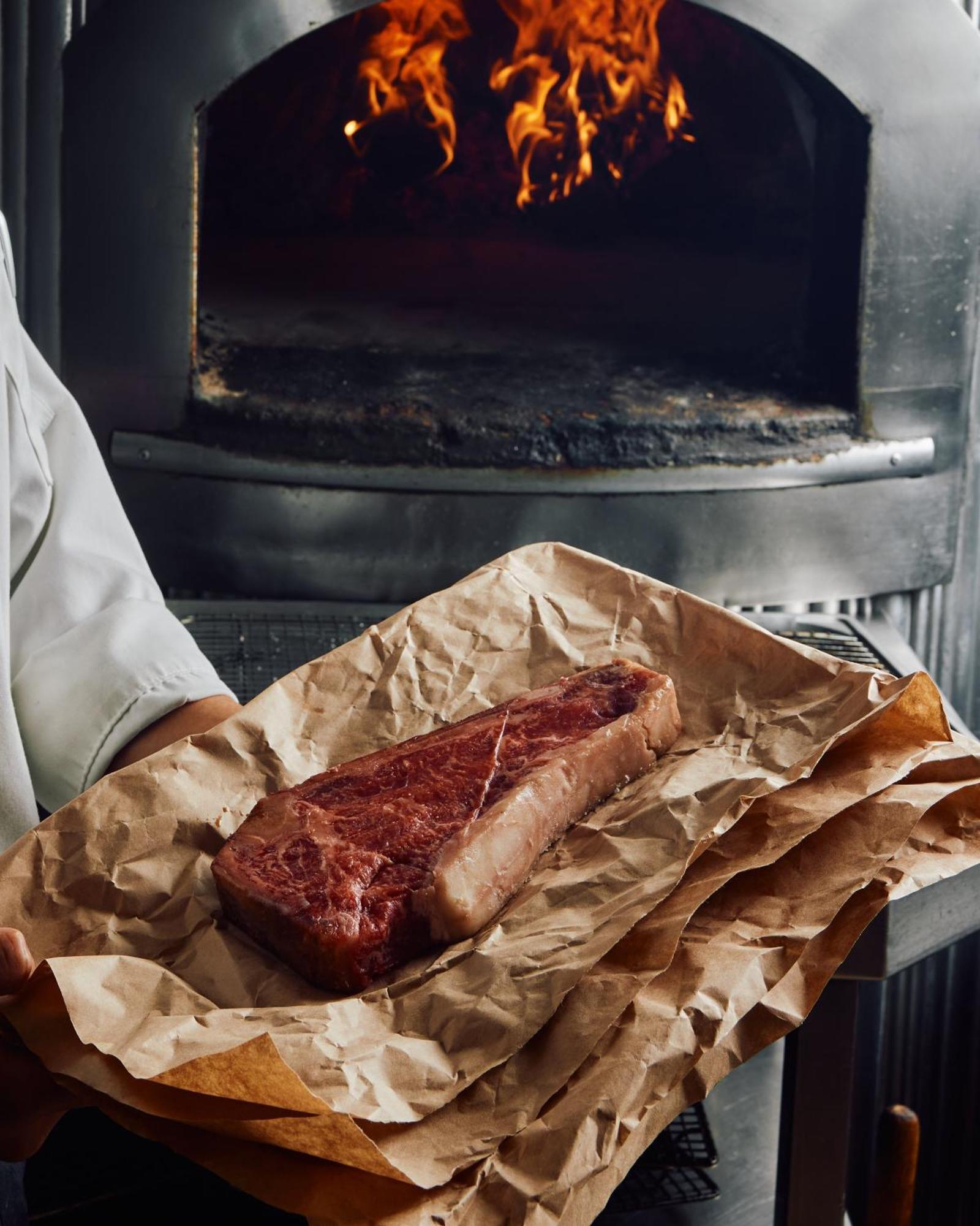Park Hyatt Melbourne Ξενοδοχείο Εξωτερικό φωτογραφία A steak being removed from a wood-fired oven