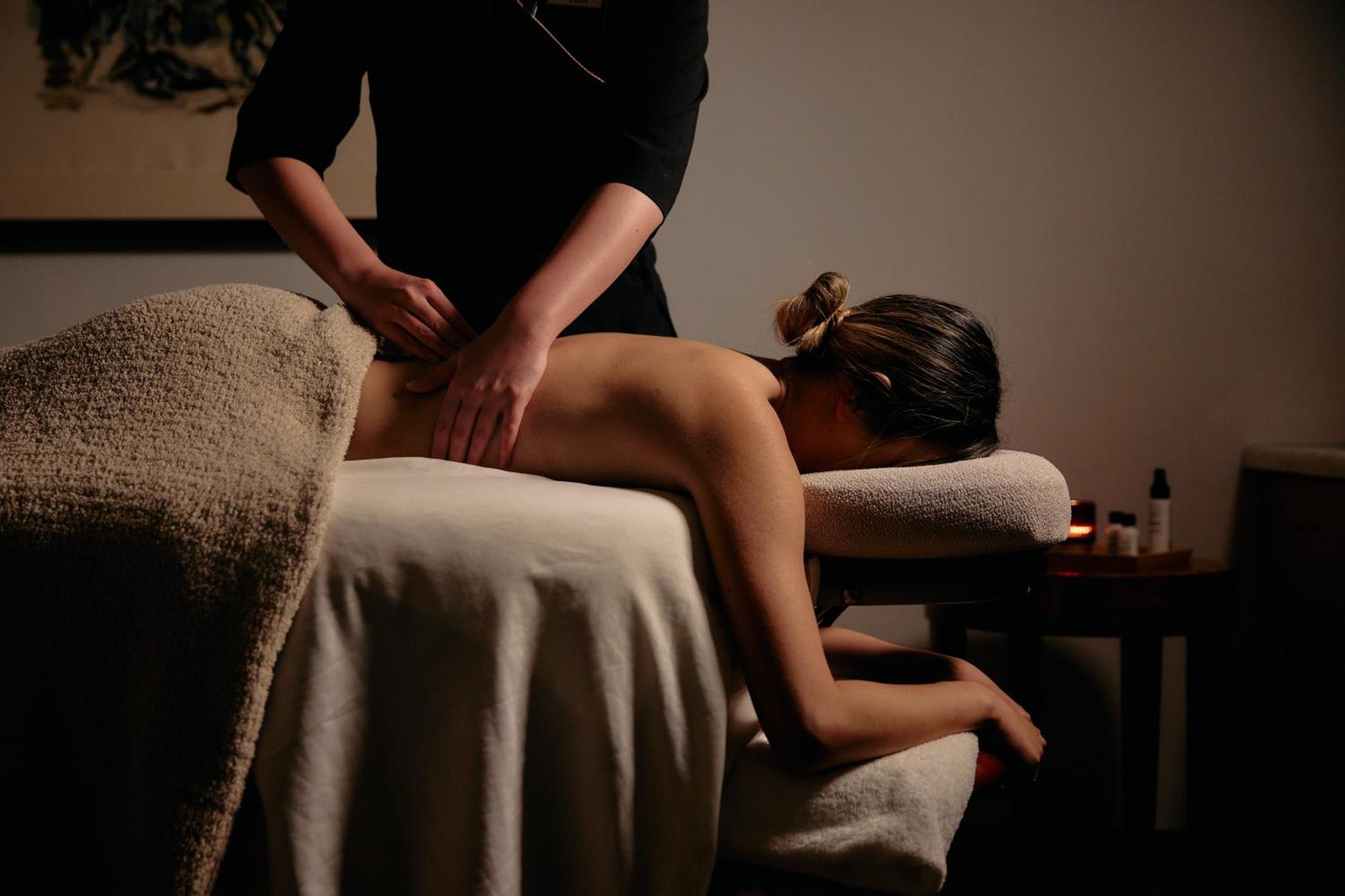 Park Hyatt Melbourne Ξενοδοχείο Εξωτερικό φωτογραφία A massage therapist treating a female patient